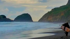 Quick-thinking police & lifesaver save teen from Paritutu Beach rip