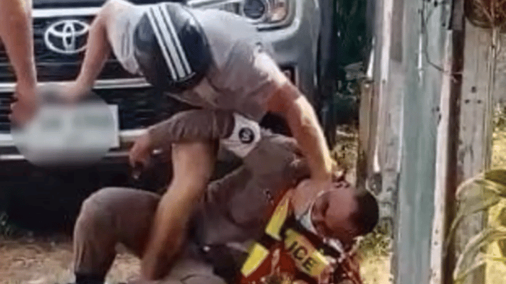 Two New Zealanders have been arrested in Thailand for attacking a police officer