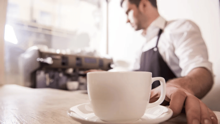 Tougher economic times and staff shortages appear to be shrinking the number of cafés and restaurants operating in New Zealand.