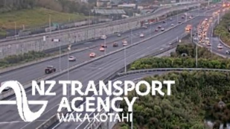 Crash between truck and bus blocks SH1 in Auckland