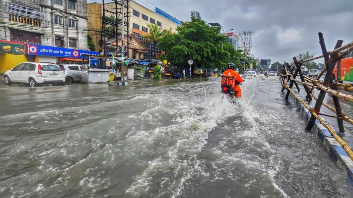 Floodwaters trap motorists in Northland as State of Emergency declared