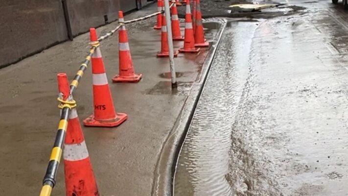 Car crashes, hundreds without water, after water main bursts