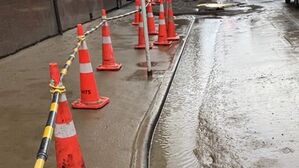 Car crashes, hundreds without water, after water main bursts