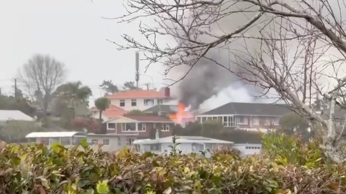 Huge fire engulfs Glenfield home as firefighters battle blaze