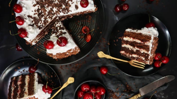Smash-and-grab burglar takes luxurious cakes and disappears into the night