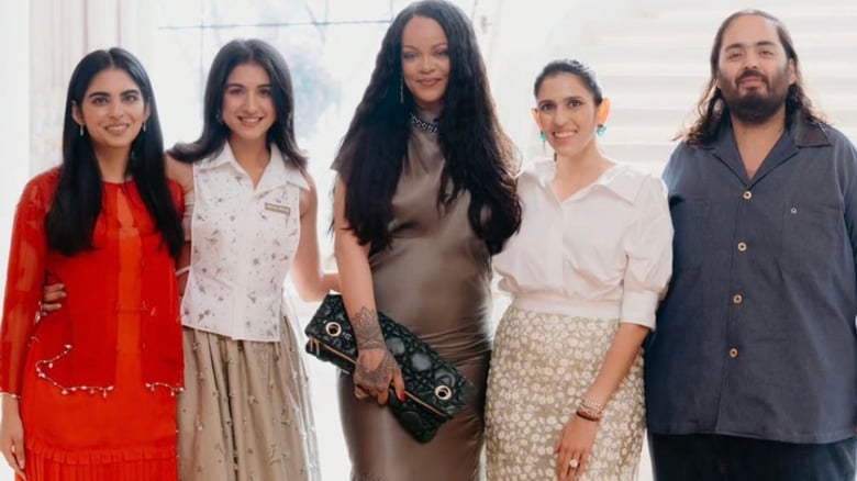 Rihanna&nbsp;goes full desi at&nbsp;Ambani bash, dances & performs Aarti