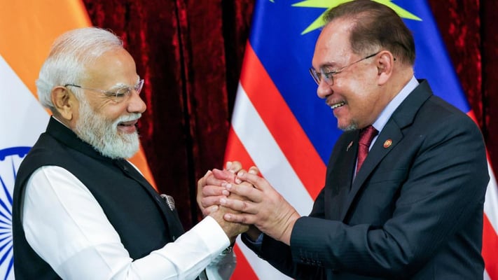 Malaysian PM’s Bollywood playlist from ‘Dil To Pagal Hai’ to ‘Chale Chalo’ goes viral