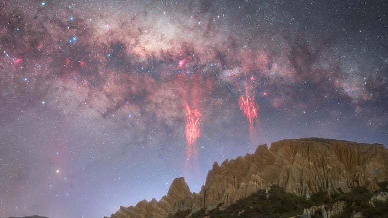 Rare ‘Red Sprites’ Light Up New Zealand Sky Beneath the Milky Way