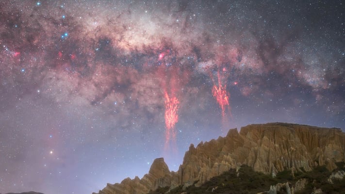 Rare ‘Red Sprites’ Light Up New Zealand Sky Beneath The Milky Way