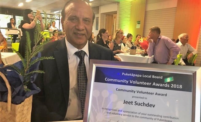 Jeet Suchdev receives Community Volunteer Award from local board