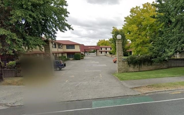 Man arrested after cutting fence to escape Hamilton isolation facility