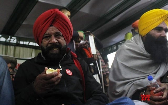 Farmer leaders at Singhu end hunger strike with 'Ardaas', fruits