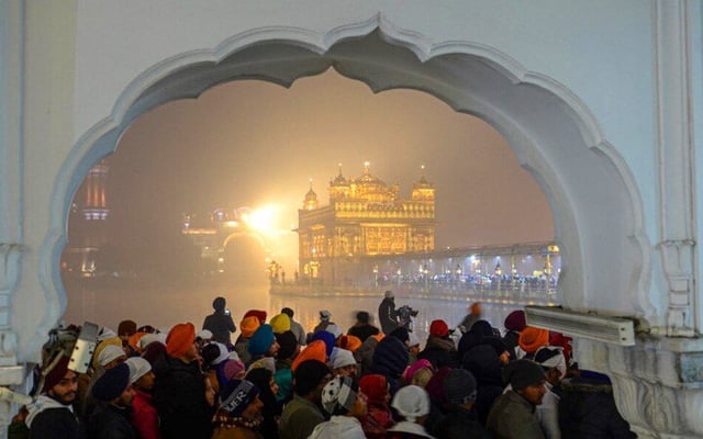 Tens of thousands throng Harmandir Sahib