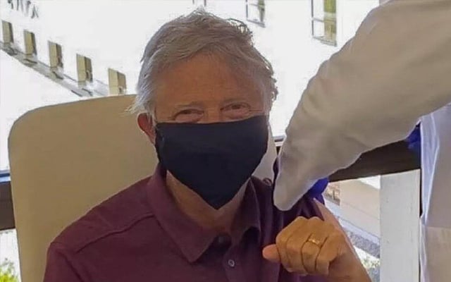 Bill Gates receives first dose of Covid vax