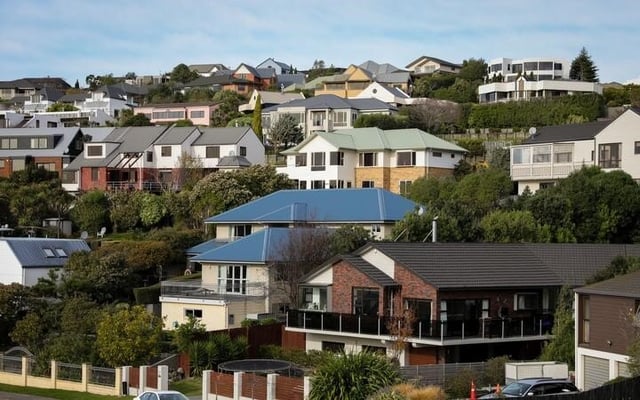 First home buyers struggle to get into housing market, as investors rush to beat tighter LVRs