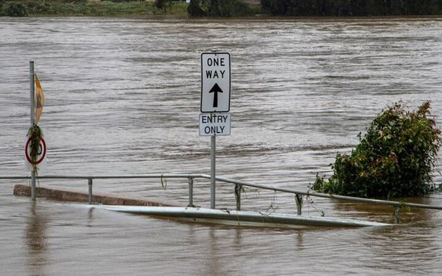 Australians warned against persistent floods