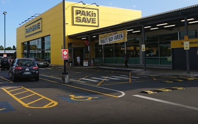 Woman refusing mask at supermarket returns with men, assaults guard - police