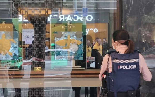 Central Auckland jewellery store targeted in daylight robbery