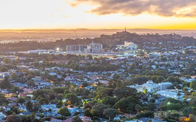 Houses selling faster as prices drop - REINZ