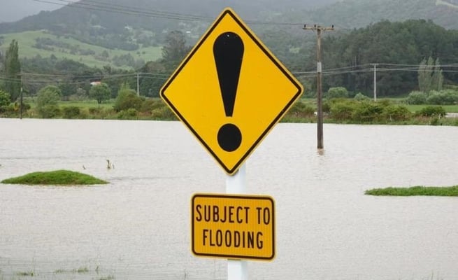 Power cuts as ex-cyclone Lola lashes upper North Island