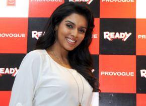 Asin jazzes up 'Ready' party