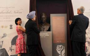 Singh unveils Nehru statue in Singapore