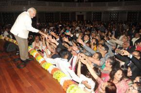 Modi unveils Mahatma's statue in Brisbane, gets euphoric welcome