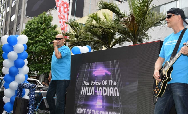 Humm FM debuts at Farmers Santa Parade