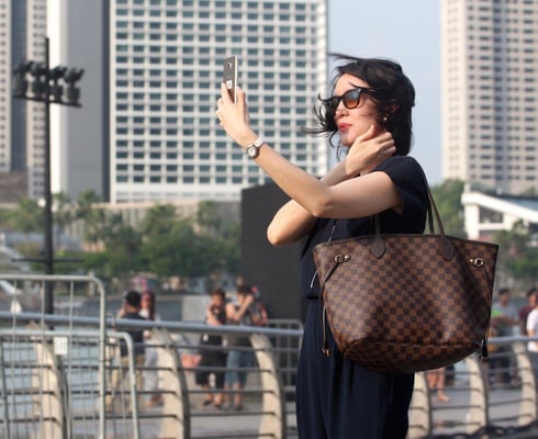 Indian women more hooked to smartphones than men: Report
