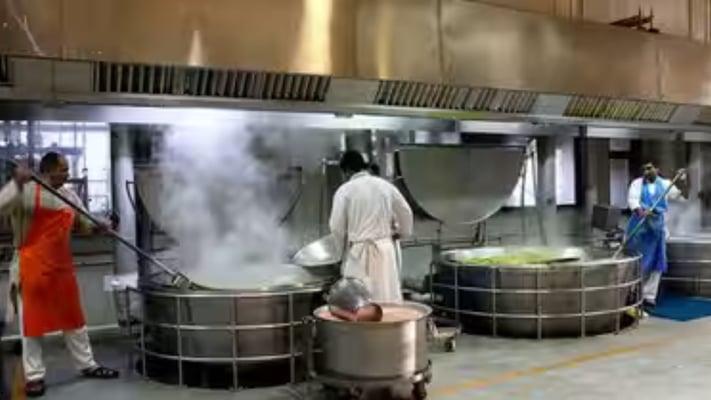 High in the Aravalli Hills of Mount Abu, the Brahma Kumaris’ Shantivan Complex is home to an extraordinary solar kitchen that can prepare meals for up to 50,000 people every day