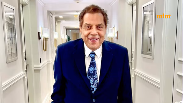 Dharmendra Death News LIVE Updates: Sunny Deol, Hema Malini, Esha Deol bid emotional goodbye; Shah Rukh Khan, PM Modi pay tribute